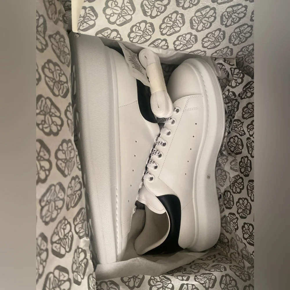 Alexander McQueen Mens Oversized Sneaker White/Black - Picture 2 of 9